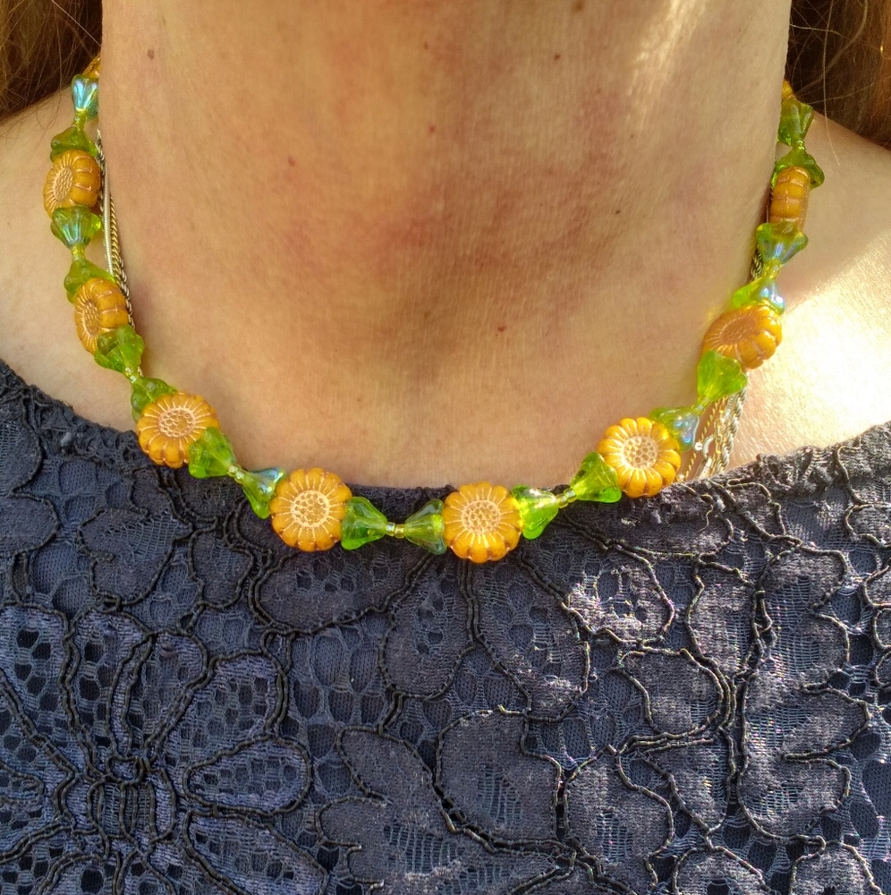 🌼 16 1/2" Yellow/Gold Czech glass 12mm Sunflower & 8 mm Agate bead necklace 😲
